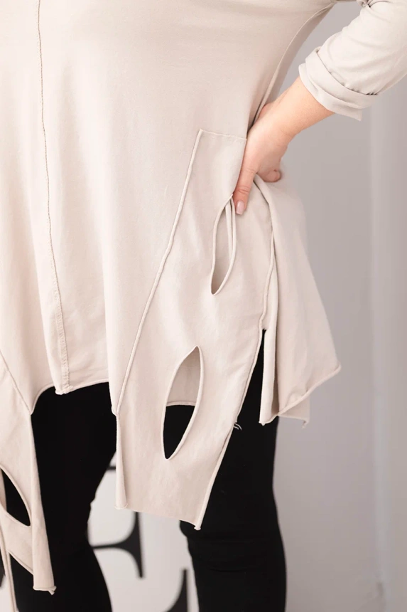 38094_3 Moteriška medvilninė bluzka Plus Size su asimetrišku apačiu ir išpjovomis bežinė - Image 4