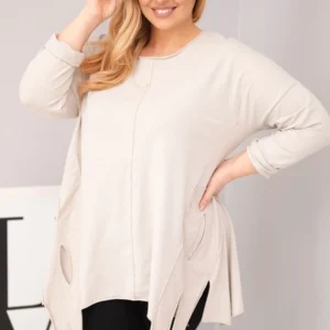 Moteriška medvilninė bluzka Plus Size su asimetrišku apačiu ir išpjovomis bežinė
