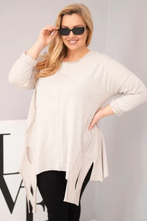 Moteriška medvilninė bluzka Plus Size su asimetrišku apačiu ir išpjovomis bežinė