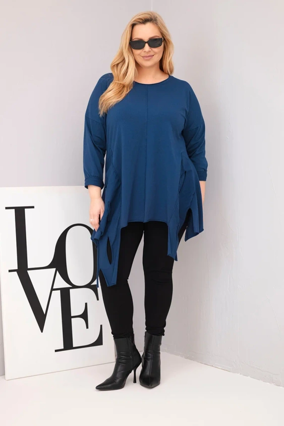 38096_1 Moteriška medvilninė bluzonė Plus Size su asimetrišku apačiu ir iškirpimais granatinė - Image 2