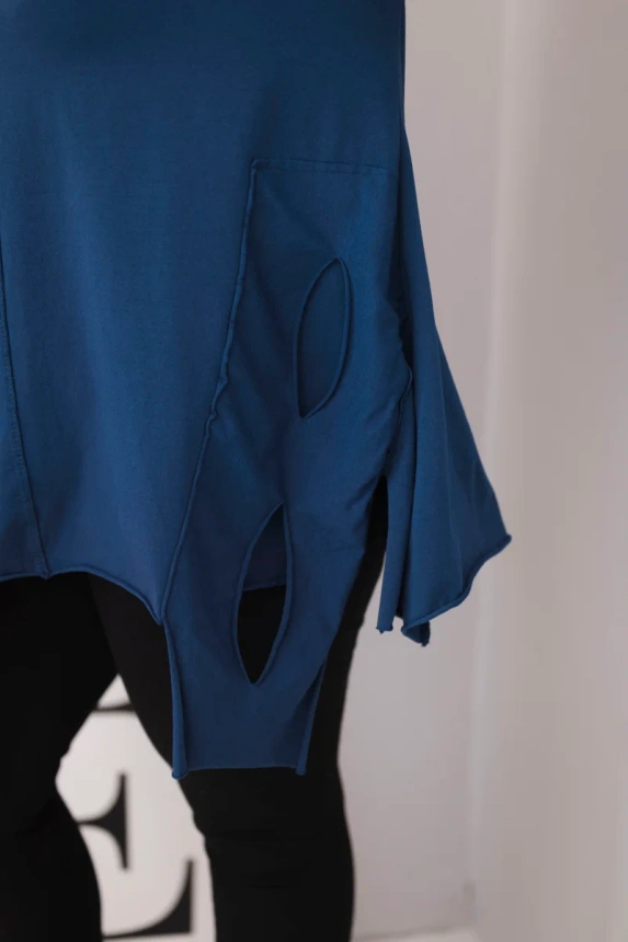 38096_4 Moteriška medvilninė bluzonė Plus Size su asimetrišku apačiu ir iškirpimais granatinė - Image 4