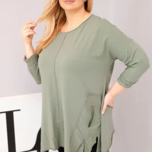 Moteriška medvilninė blusa Plus Size su asimetrišku apačiu ir iškirpėmis khaki