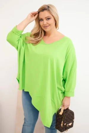 Moteriška medvilninė bluzka Plus Size su asimetriniu apačioje ir V formos iškirpte šviesiai