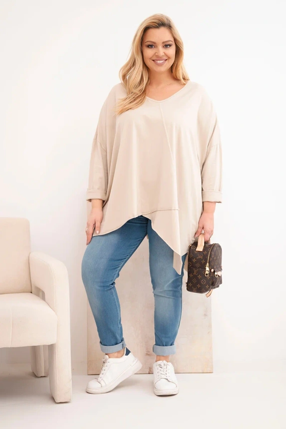 38106_1 Moteriška medvilninė bluzonė Plus Size su asimetrišku apačia ir V formos iškirpte bežinė - Image 2