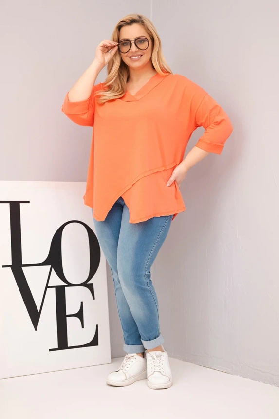 38109_1 Moteriška medvilninė bluzonė Plus Size su giliu V formos iškirpimu ir asimetriniu apdailos kraštu persikų - Image 2