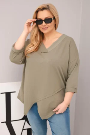 Moteriška medvilninė bluzonė Plus Size su giliu V formos iškirpimu ir asimetrine apačia khaki