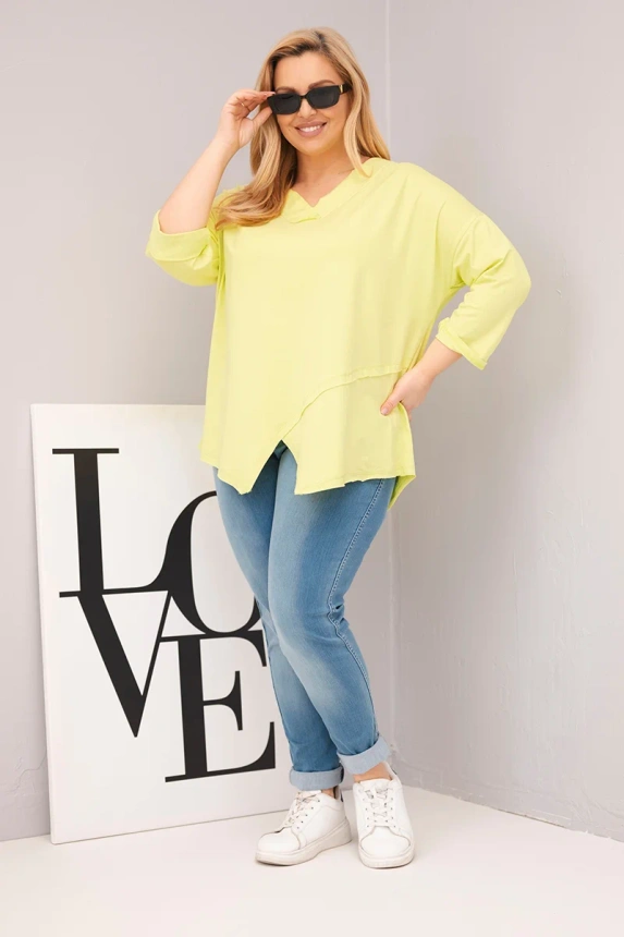 38115_1 Moteriška medvilninė bluzka Plus Size su giliu V formos iškirpimu ir asimetriniu apačiu neonas - Image 2