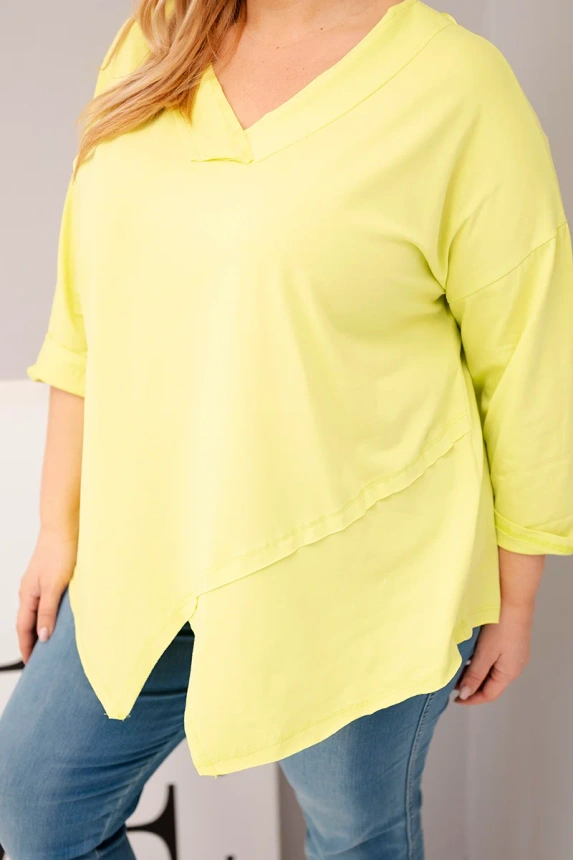 38115_4 Moteriška medvilninė bluzka Plus Size su giliu V formos iškirpimu ir asimetriniu apačiu neonas - Image 4