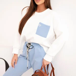 Moteriška su kontrastine kišene sviestinis