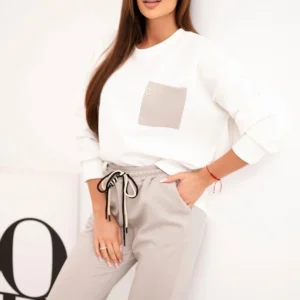 Moteriška su kontrastine kišene šviesiai