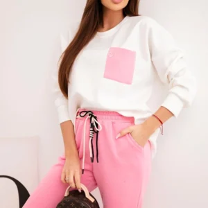 Moteriška su kontrastinga kišene šviesiai