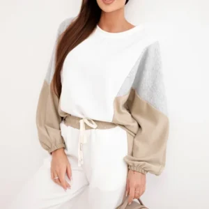 Moteriškas su laisvu džemperiu ir plačiomis kelnėmis camelinė