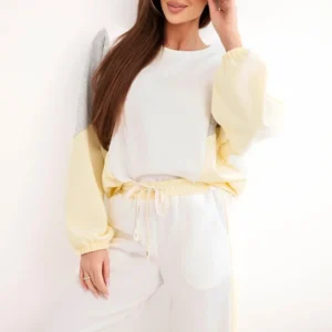 Moteriškas su laisva palaidine ir plačiomis kelnėmis