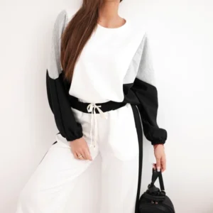 Moteriškas su laisvu džemperiu ir plačiomis kelnėmis