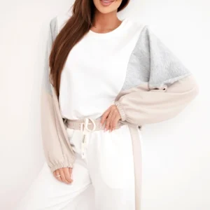 Moteriškas su laisvu džemperiu ir plačiomis kelnėmis bežinis