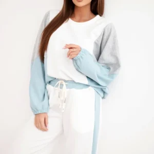 Moteriškas su laisvu megztiniu ir plačiomis kelnėmis