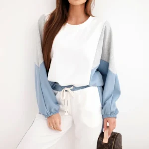 Moteriškas su laisvu džemperiu ir plačiomis kelnėmis