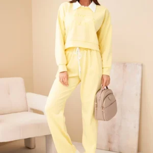 Moteriškas su švarku ir tiesiomis kelnių