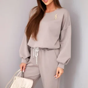 Moteriškas su sviestu, džemperis su segtuku ir tiesiomis kelnėmis fango