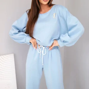 Moteriška , sviestukas, džemperis su segtuku ir kelnės su tiesiomis kojomis