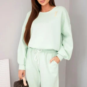 Moteriškas su sviestu, džemperis su segtuku ir kelnes su tiesia klešne