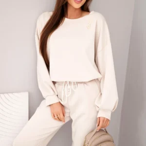 Moteriškas su sviestu, džemperis su segtuku ir tiesiomis kelnėmis bežinis