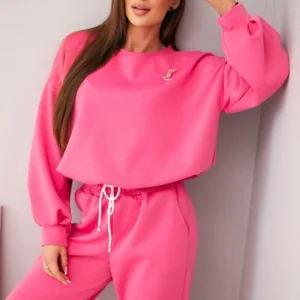 Moteriškas su sviestu, džemperis su segtuku ir tiesiomis kelnėmis