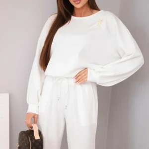 Moteriškas su sviestu, džemperis su segtuku ir tiesiomis kelnėmis ecru