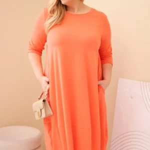 Moteriška medvilninė suknelė Plus Size su sukamu rankoviu ir kišenėmis persikinė