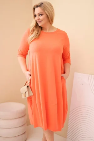 Moteriška medvilninė suknelė Plus Size su sukamu rankoviu ir kišenėmis persikinė