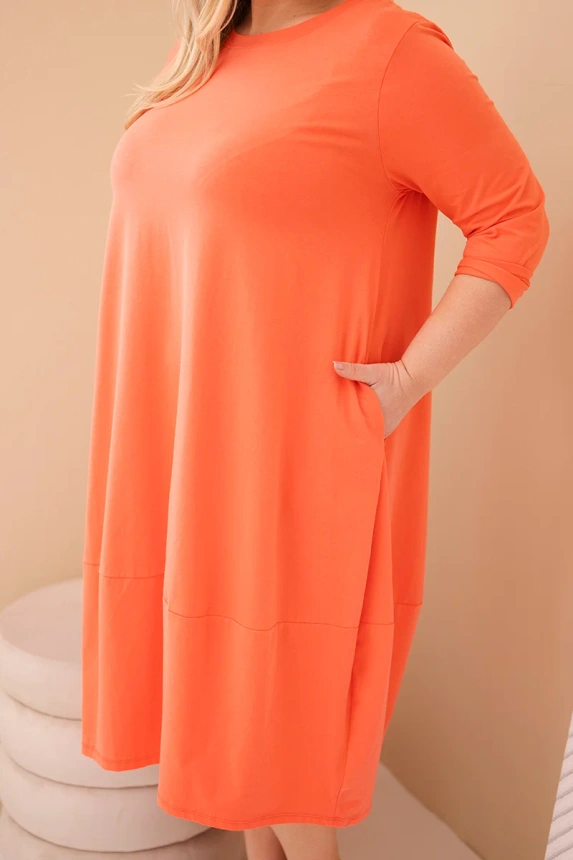 38264_4 Moteriška medvilninė suknelė Plus Size su sukamu rankoviu ir kišenėmis persikinė - Image 4