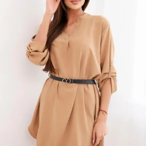 Suknelė su ilgesniu nugariniu kraštu ir dirželiu šviesiai kamelinė