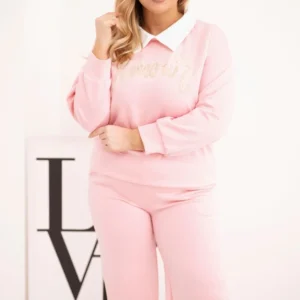 Moteriškas kostiumas su plačiomis kelnėmis ir apykakle šviesiai