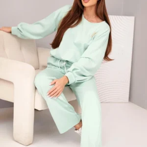 Moteriškas su sviestu, džemperiu su segtuku ir kelnais su tiesia koja tamsiai