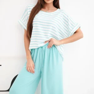 Moteriškas iš viskozės su juostuota palaidine ir plačiomis kelnėmis su guma