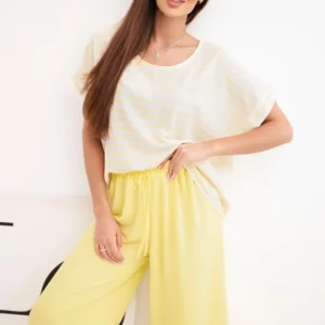 Moteriškas viskozės su juostuota palaidine ir plačiomis kelnėmis su gumyte