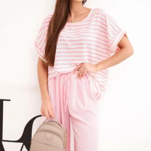 Moteriškas iš viskozės su juostuota palaidine ir plačiomis kelnėmis su guma