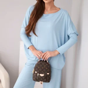 Moteriškas iš viskozės su laisvu bliuzonu ir kelnėmis