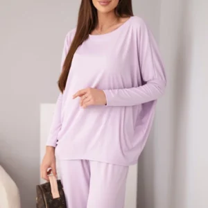 Moteriškas iš viskozės su laisvu bliuzonu ir kelnėmis šviesiai