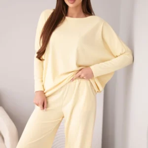 Moteriškas kompletas iš viskozės su laisva bluzone ir kelnėmis