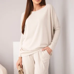 Moteriškas iš viskozės su laisvu bliuzonu ir kelnėmis bežinis