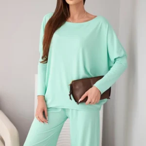 Moteriškas iš viskozės su laisvu marškinėliu ir kelnėmis