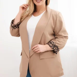 Moteriška striukė Plus Size su pamušalu leopardiniu camelinė