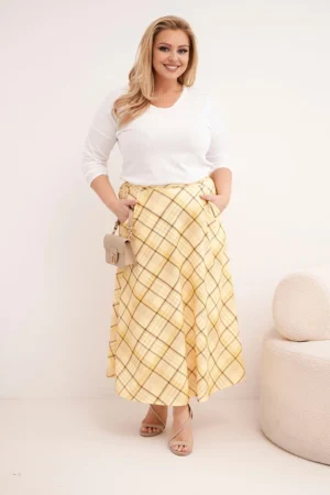 Moteriška suknelė Plus Size languota su plačiu apačia