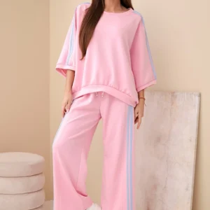 Moteriškas iš viskozės su plačiomis kelnėmis ir laisvu džemperiu šviesiai