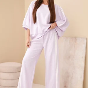 Moteriškas iš viskozės su plačiomis kelnėmis ir laisvu džemperiu šviesiai