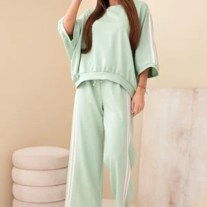 Moteriškas viskozės su plačiomis kelnėmis ir laisva palaidine tamsiai